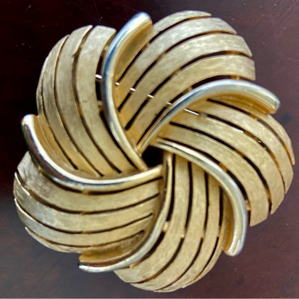 Elegant Vintage Crown Trifari “Woven Knot Wreath” Swirl 1,5”Brooch